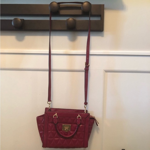Beautiful New Michael Kors Red Patent Leather Vivianne Bag - Picture 3 of 13
